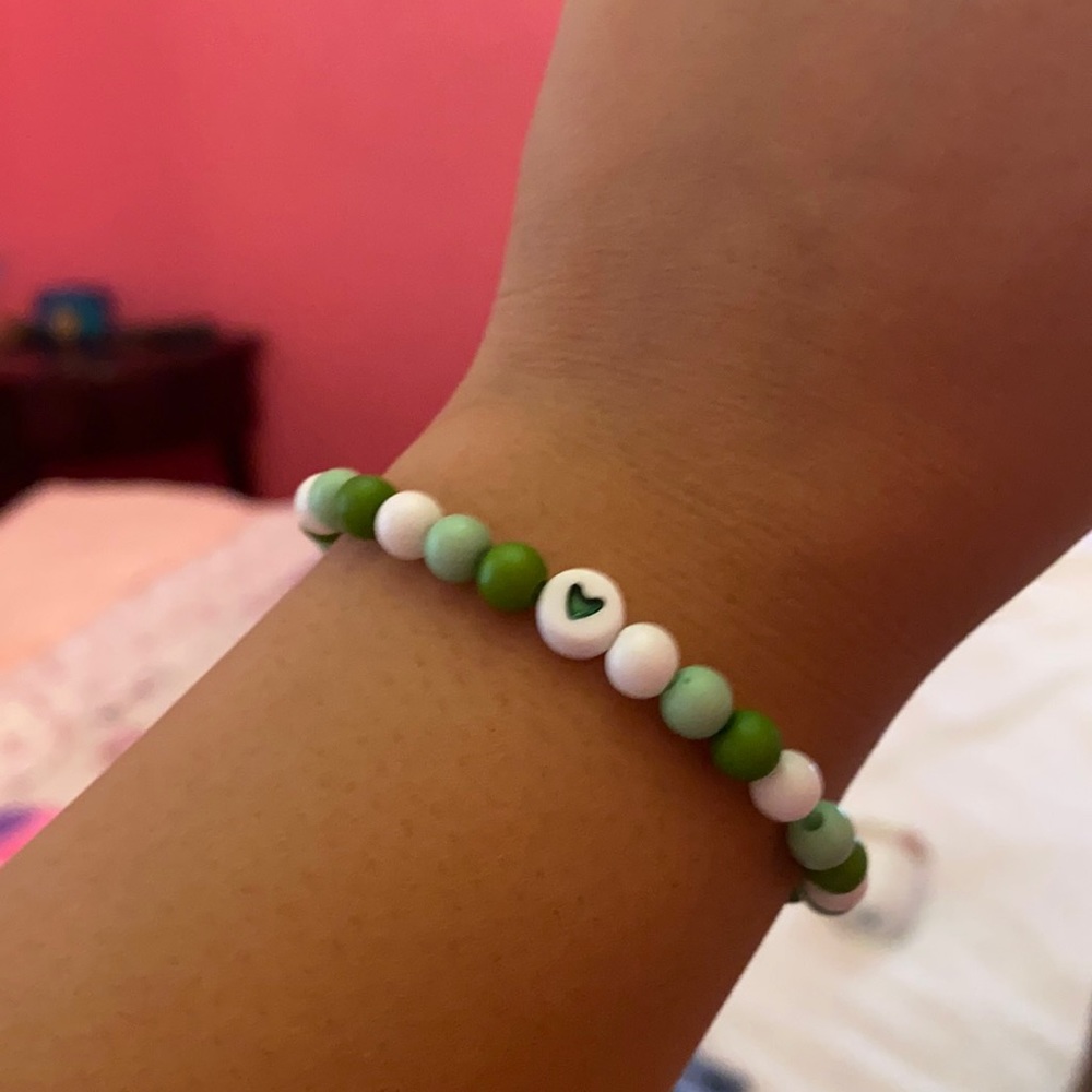 Green and white bracelet 💚🤍